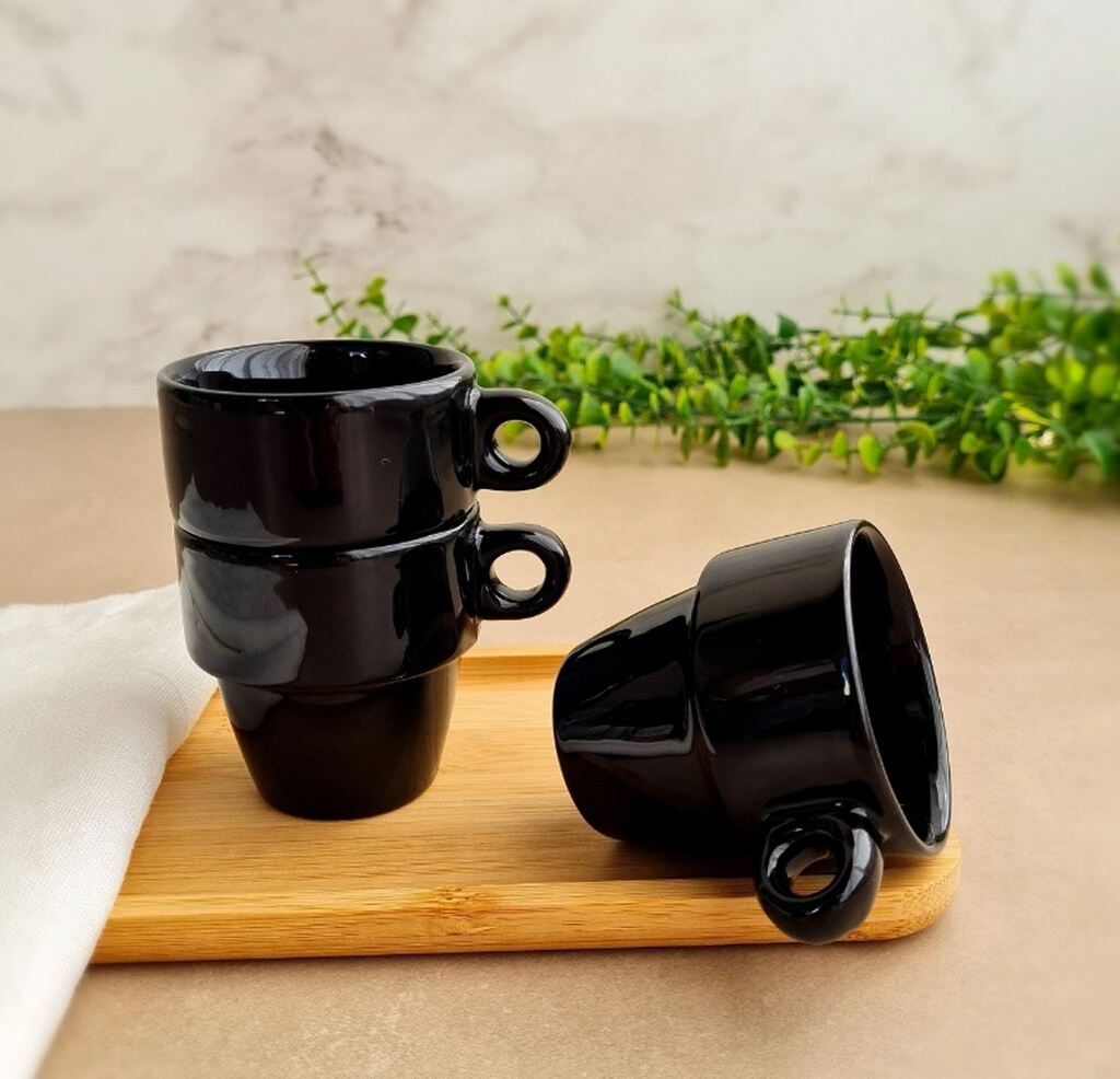 xícara de café empilhável como um dos utensílios de cozinha diferentes