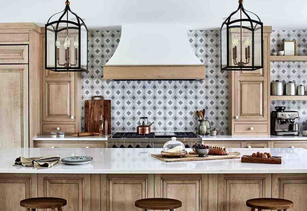 cozinha completa com detalhes em madeira e balcão, representando o tema de utensílios de cozinha diferentes