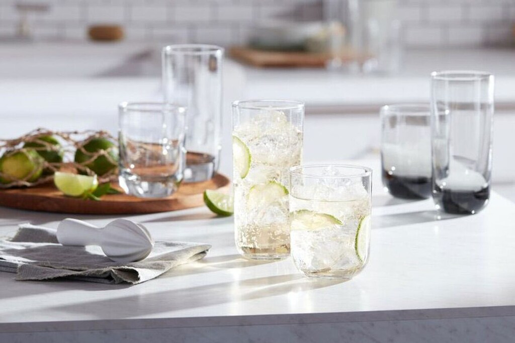 tipos de copos com bebida em uma mesa decorada